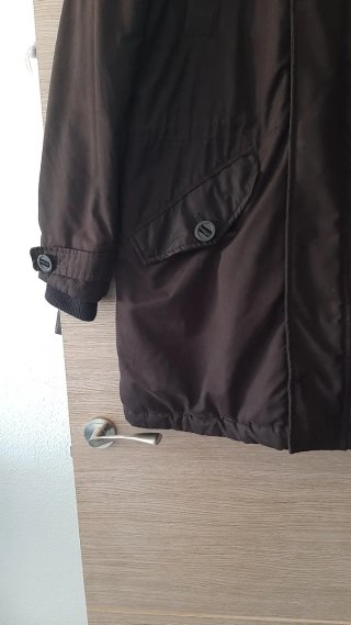 Parka negra con capucha y forro interior