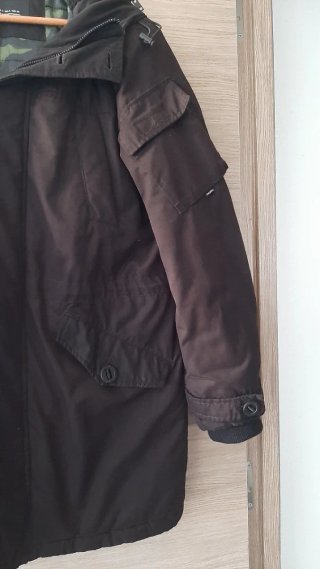 Parka negra con capucha y forro interior