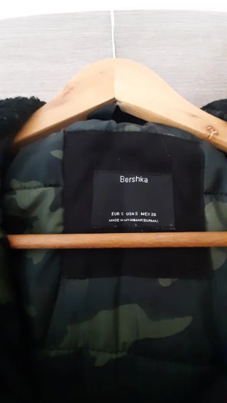 Parka negra con capucha y forro interior