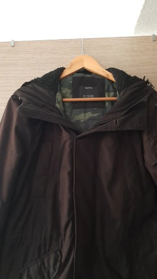 Parka negra con capucha y forro interior