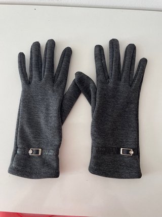 Guantes grises con hebilla