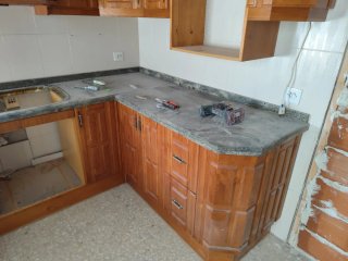Cocina Madera Maciza con Vitrinas