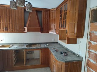 Cocina Madera Maciza con Vitrinas