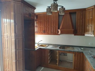 Cocina Madera Maciza con Vitrinas
