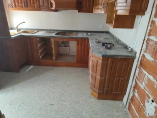 Cocina Madera Maciza con Vitrinas