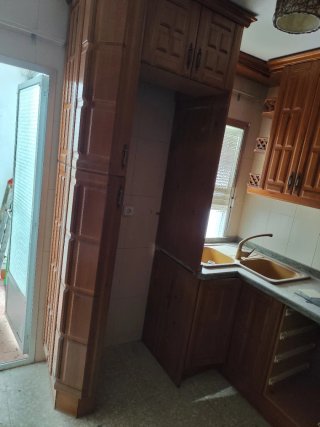 Cocina Madera Maciza con Vitrinas
