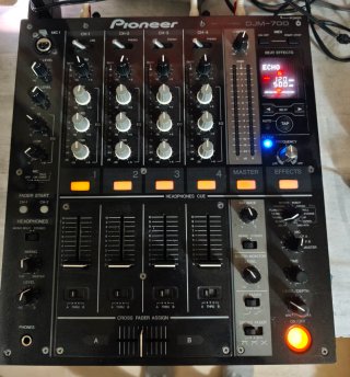 Mesa DJ Pioneer DJM-700 Negra