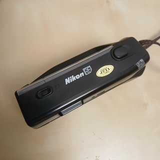 Cámara analógica compacta Nikon RF 35mm