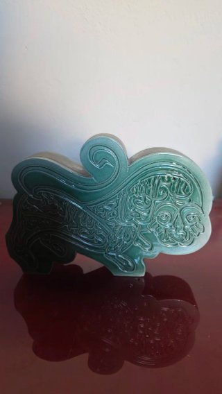 Figura de porcelana verde con inscripciones