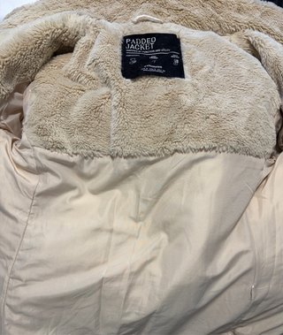 Abrigo Stradivarius beige con capucha