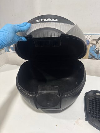 Baúl Shad Moto con Parrilla