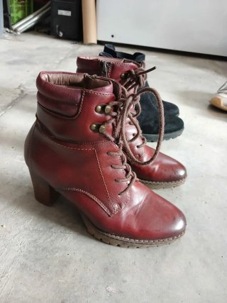Botines Negros y granate