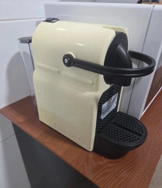 Cafetera Nespresso Inissia + cápsulas