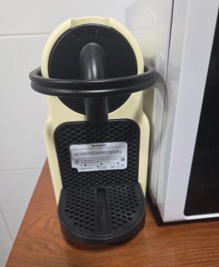 Cafetera Nespresso Inissia + cápsulas
