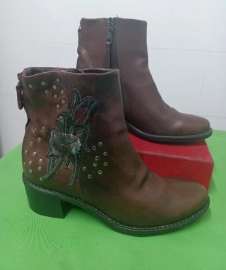 Botines Mjus Marrones con Flores