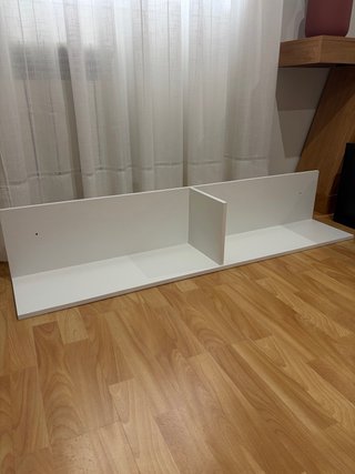 Estantería de pared blanca