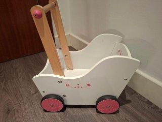 Carrito de muñecas blanco