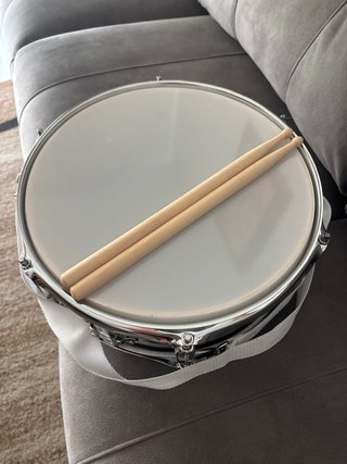 Tambor de iniciación con baquetas