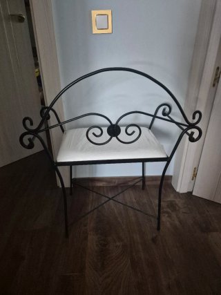Banqueta de forja con asiento tapizado. Nueva