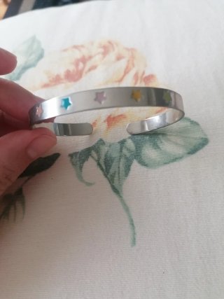 Pulsera abierta con estrellas de colores