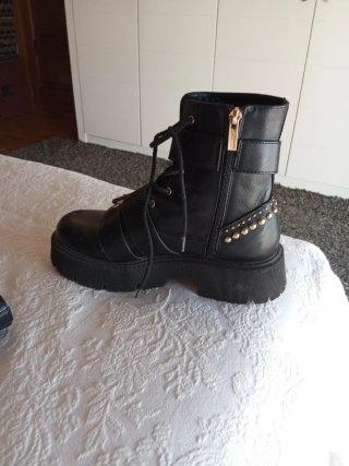 Botines negros con hebillas y tachuelas