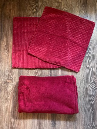 Fundas cojín y manta color granate