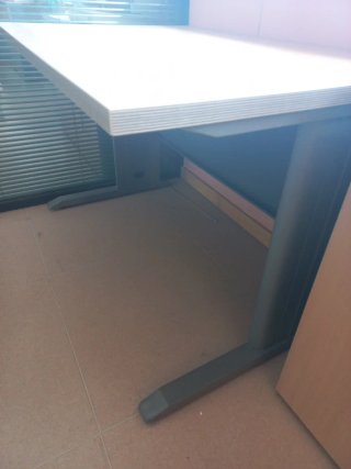 Mesa de oficina gris y blanca