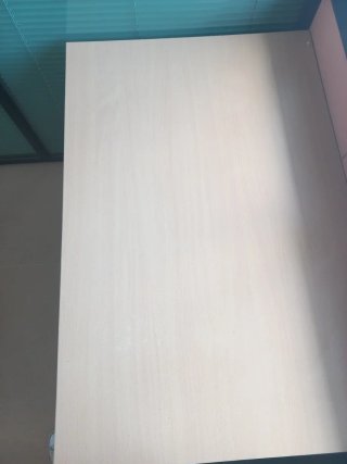 Mesa de oficina gris y blanca