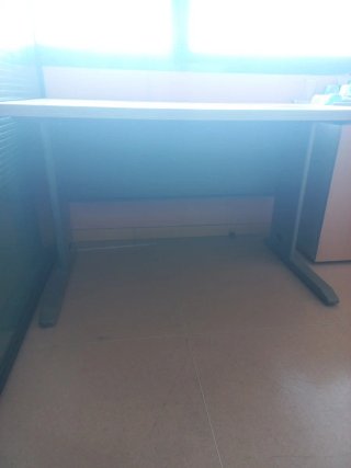 Mesa de oficina gris y blanca