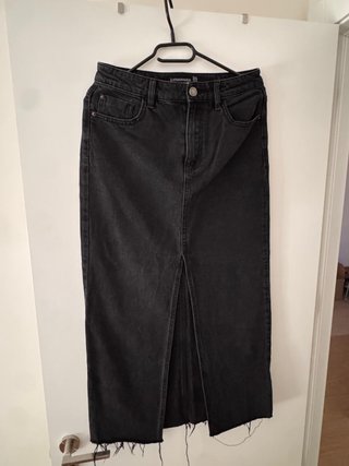 Falda vaquera larga negra Stradivarius T.36