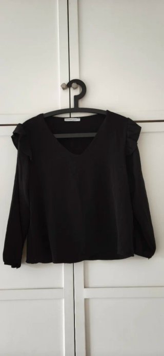 Blusa RENATTA negra con volantes