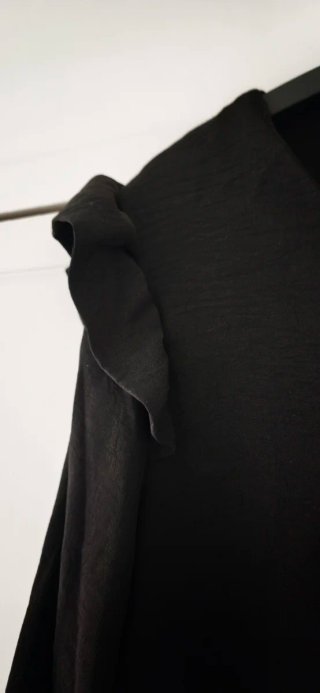 Blusa RENATTA negra con volantes