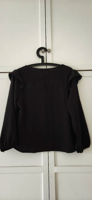 Blusa RENATTA negra con volantes