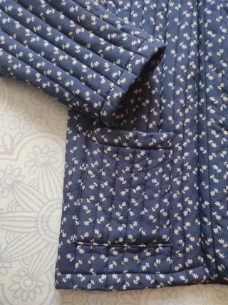 Chaqueta acolchada azul con estampado floral