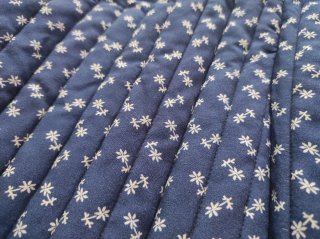 Chaqueta acolchada azul con estampado floral