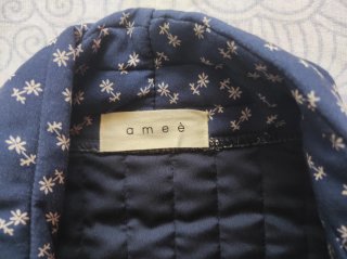 Chaqueta acolchada azul con estampado floral