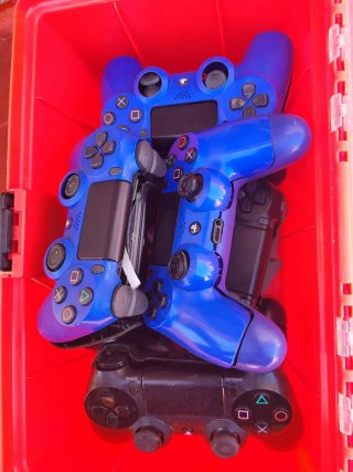 8 controller PlayStation 4 DualShock 4 per parti.