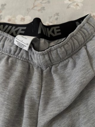 Pantalón Nike Gris
