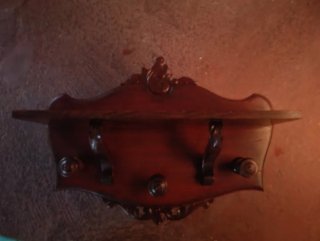 Perchero de madera maciza con estante