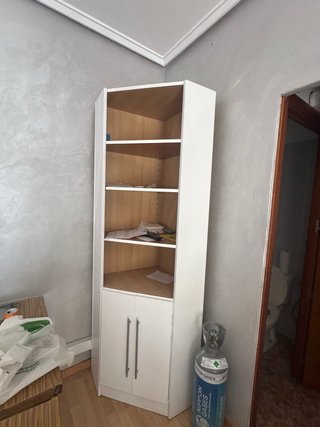 Mueble esquinero blanco y madera