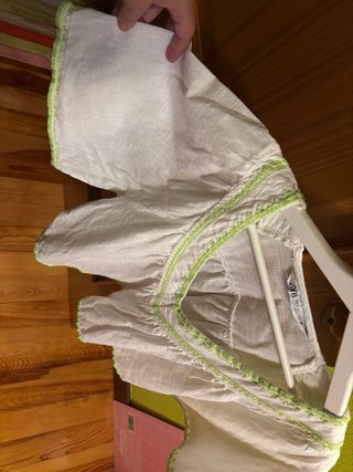 Blusa Zara blanca con bordado verde