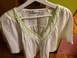Blusa Zara blanca con bordado verde