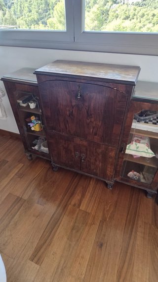 Mueble bar de madera y cristal