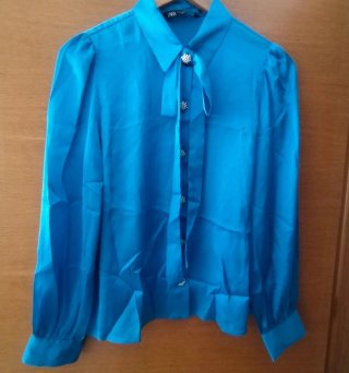 Camisa Zara azul satinada con lazada