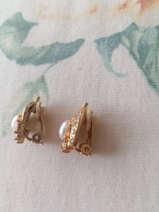 Pendientes bisutería dorados click perla