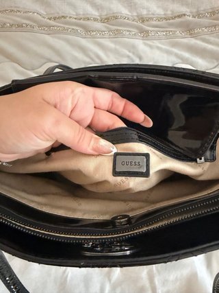 Bolso Guess negro charol acolchado
