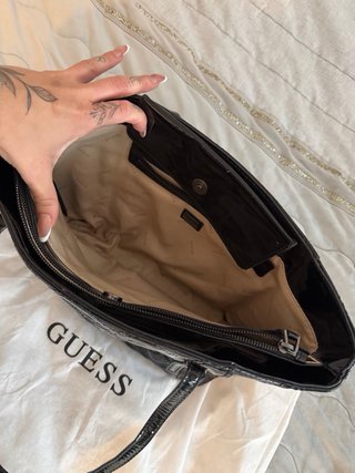 Bolso Guess negro charol acolchado