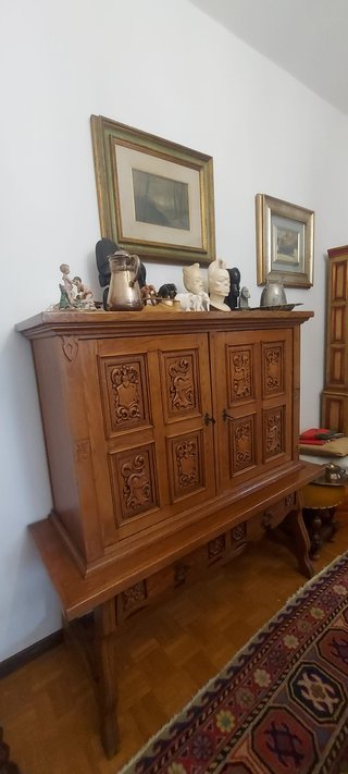 Coppia di credenze in legno intagliato