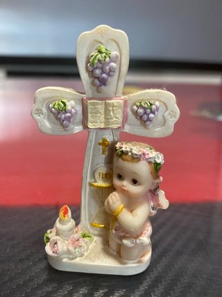 Figura anjo com cruz e cálice