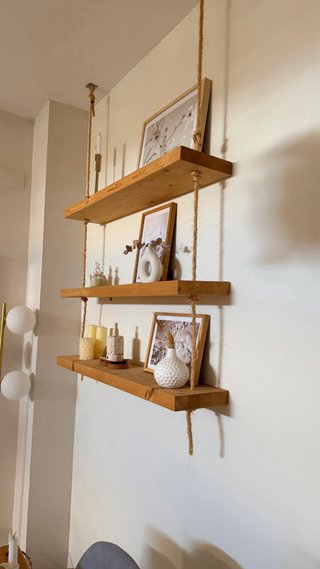 Estantería de madera con cuerdas